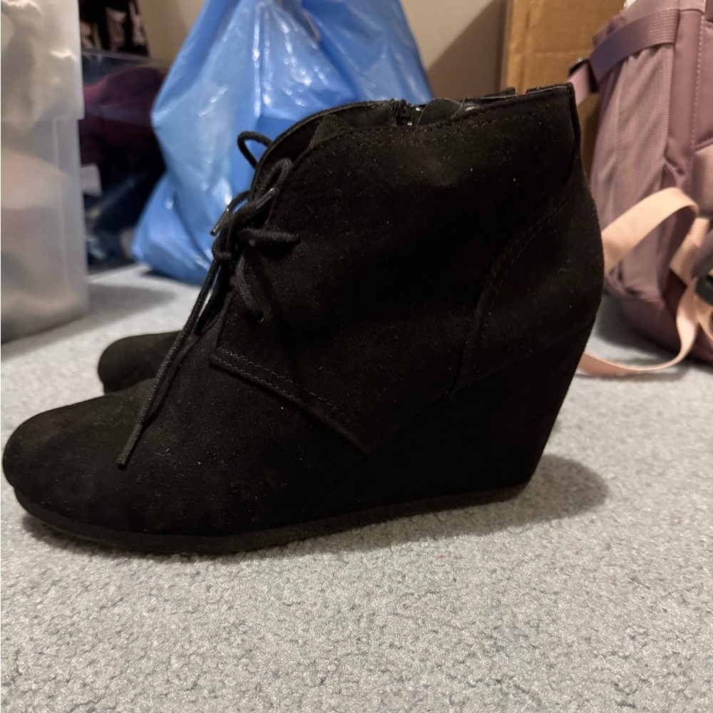 Universal Threads black booties